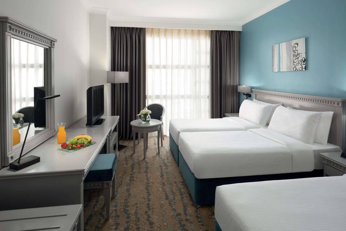 Bộ đồ giường cao cấp, minibar, két bảo mật tại phòng, bàn