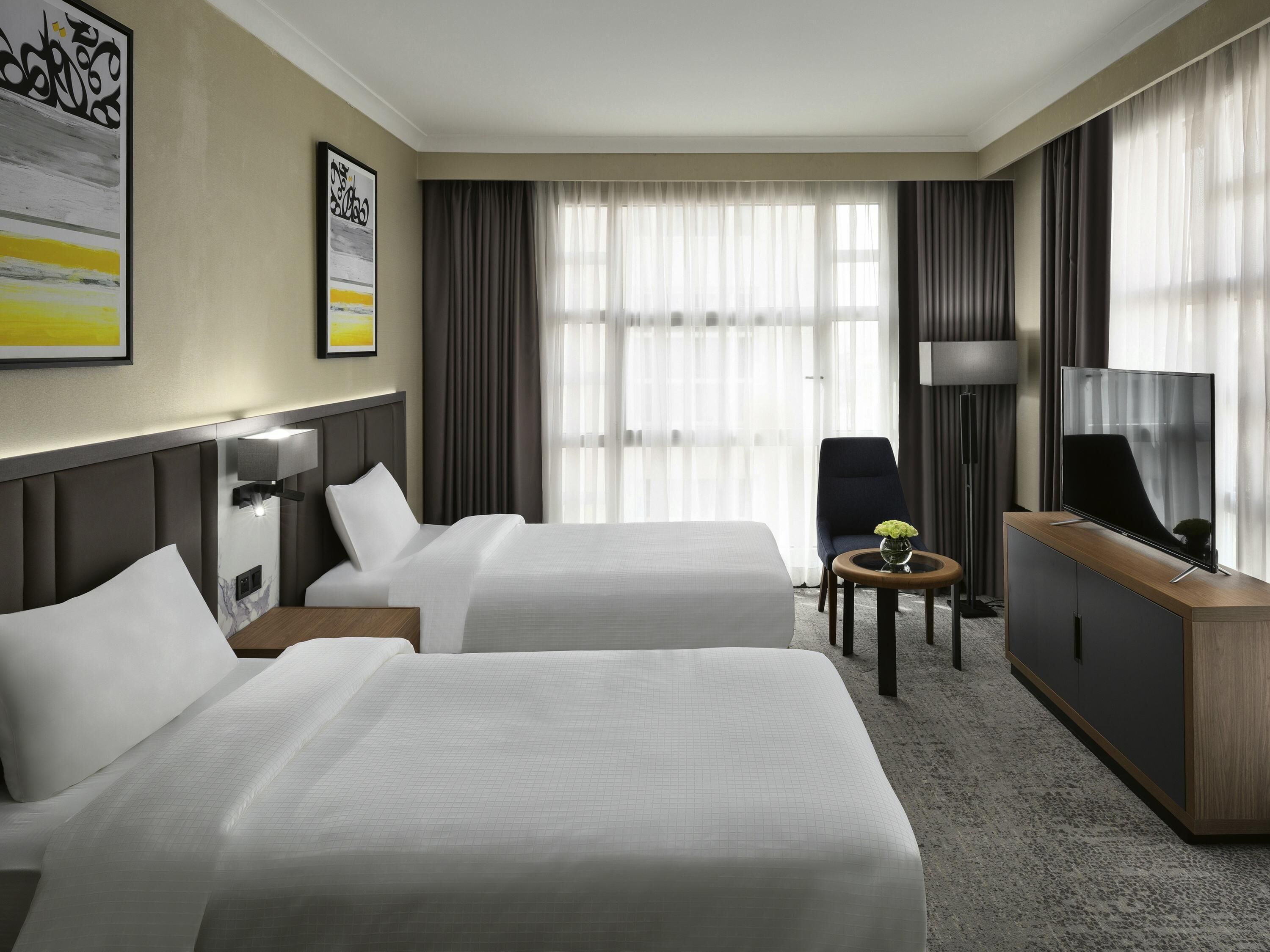 Bộ đồ giường cao cấp, minibar, két bảo mật tại phòng 