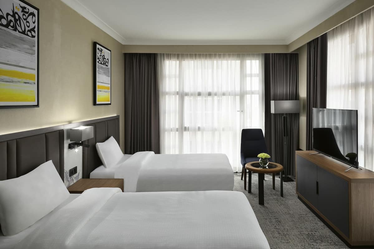 Bộ đồ giường cao cấp, minibar, két bảo mật tại phòng