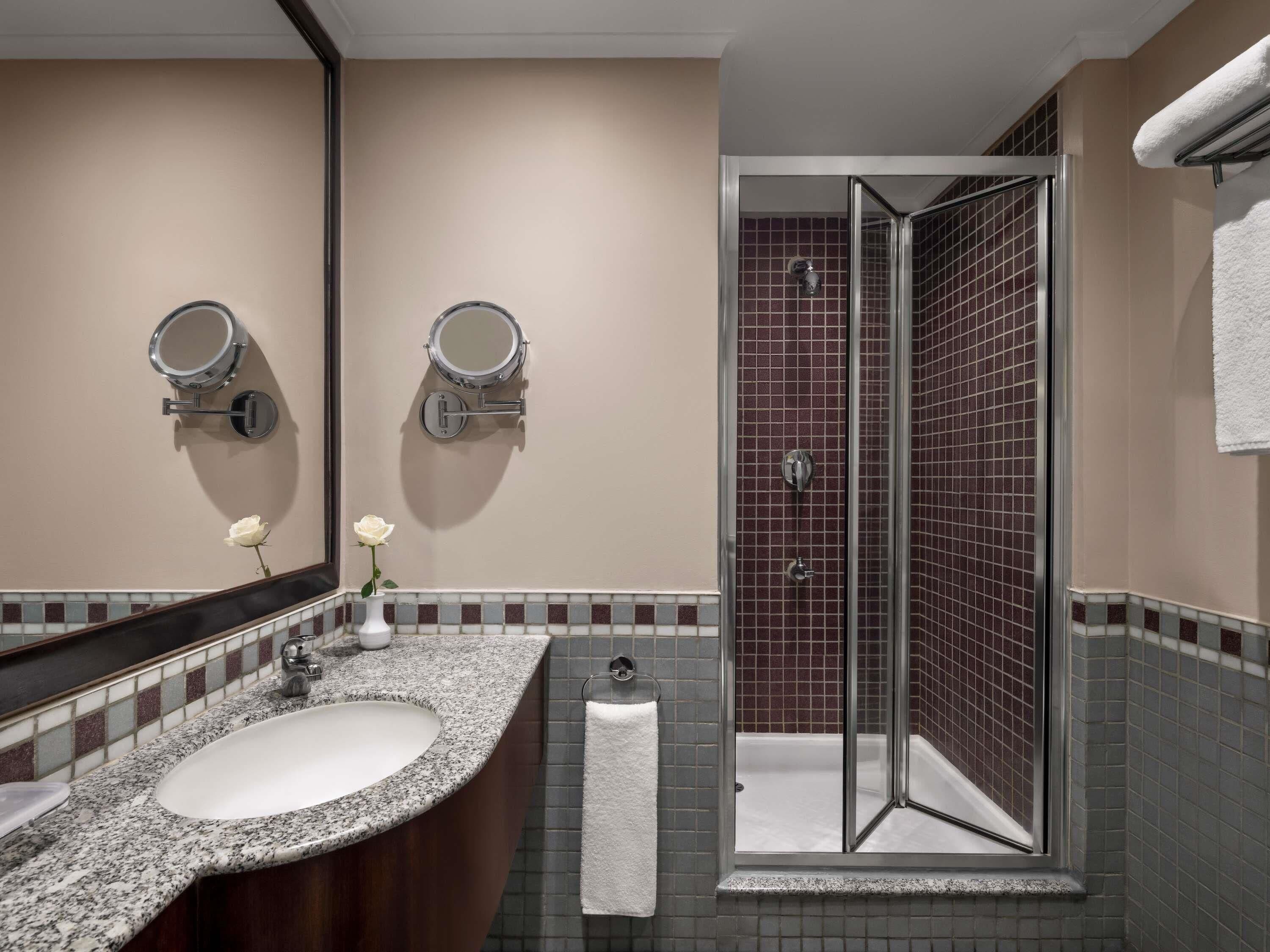 Douche, articles de toilette écologiques, sèche-cheveux, chaussons