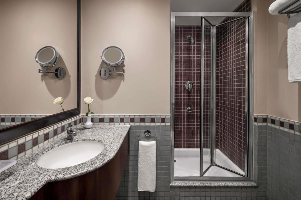 Douche, articles de toilette écologiques, sèche-cheveux, chaussons