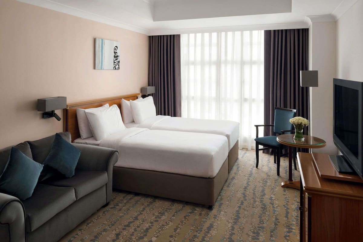 Sengetøy av topp kvalitet, minibar og safe på rommet