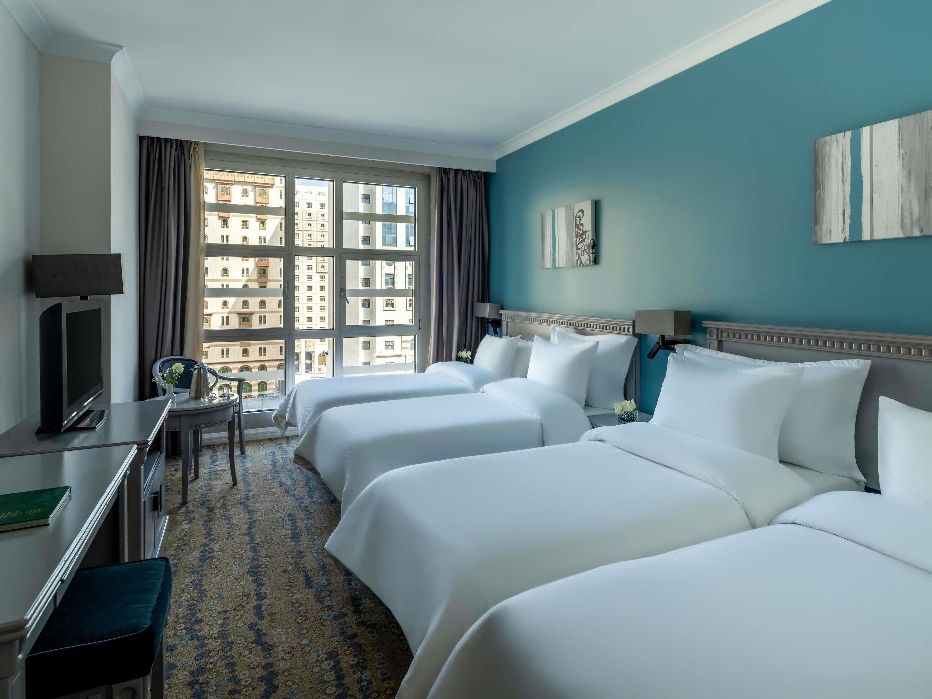 Sengetøy av topp kvalitet, minibar og safe på rommet