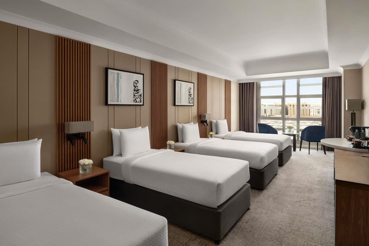 Phòng Deluxe, nhiều giường (Haram View) | Bộ đồ giường cao cấp, minibar, két bảo mật tại phòng, bàn