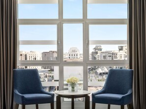 高級寝具、ミニバー、セーフティボックス (室内)、客室ごとに異なる装飾