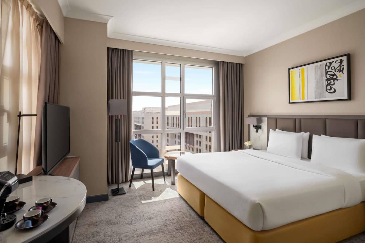 Sengetøy av topp kvalitet, minibar og safe på rommet