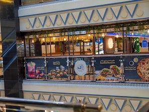 4 restaurants, breakfast served