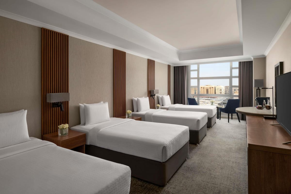 Phòng Superior, nhiều giường (Partial Haram View) | Bộ đồ giường cao cấp, minibar, két bảo mật tại phòng, bàn