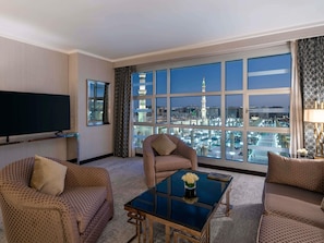 Executive suite, 2 slaapkamers | Luxe beddengoed, een minibar, een kluis op de kamer