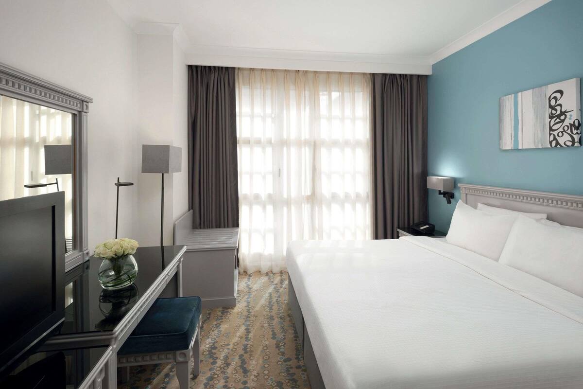 Bộ đồ giường cao cấp, minibar, két bảo mật tại phòng, bàn 