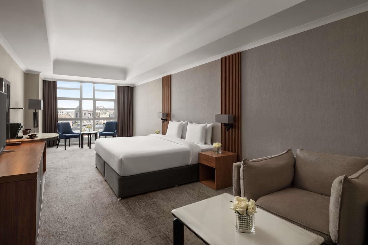 Phòng Superior, 1 giường cỡ king (Partial Haram View) | Bộ đồ giường cao cấp, minibar, két bảo mật tại phòng, bàn