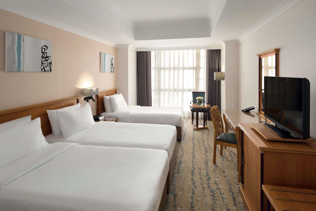 Sengetøy av topp kvalitet, minibar og safe på rommet