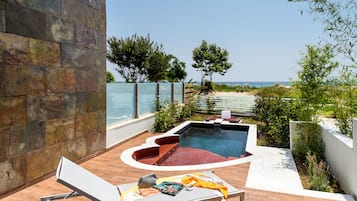 Suíte júnior, piscina particular, vista para o mar | Banheiro | Chuveiro, produtos de toalete grátis, secador de cabelo