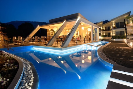 Bar junto a la piscina