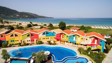 Outdoor pool, pool umbrellas, sun loungers