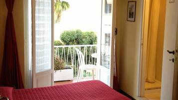 Una cassaforte in camera, una scrivania, ferro/asse da stiro