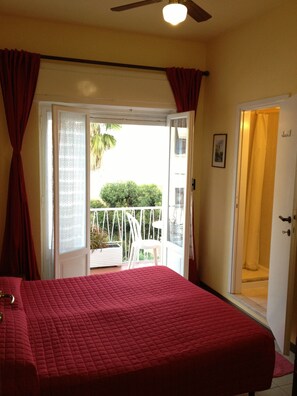 In-room safe, desk, iron/ironing board, cribs/infant beds - Hotel Nettuno (Diano Marina)