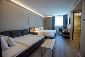 Superior Double Room with Extra Bed | Ropa de cama de alta calidad, caja fuerte, escritorio y cortinas opacas
