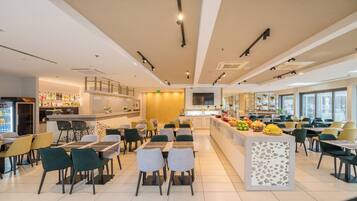 Daily buffet breakfast (HUF 9600 per person)