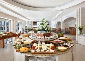 Free daily buffet breakfast - Golden Crown Hotel (Nazareth)