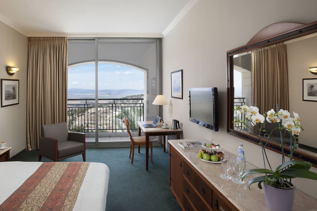 Comfort Room, City View | Minibar, in-room safe, desk, blackout drapes