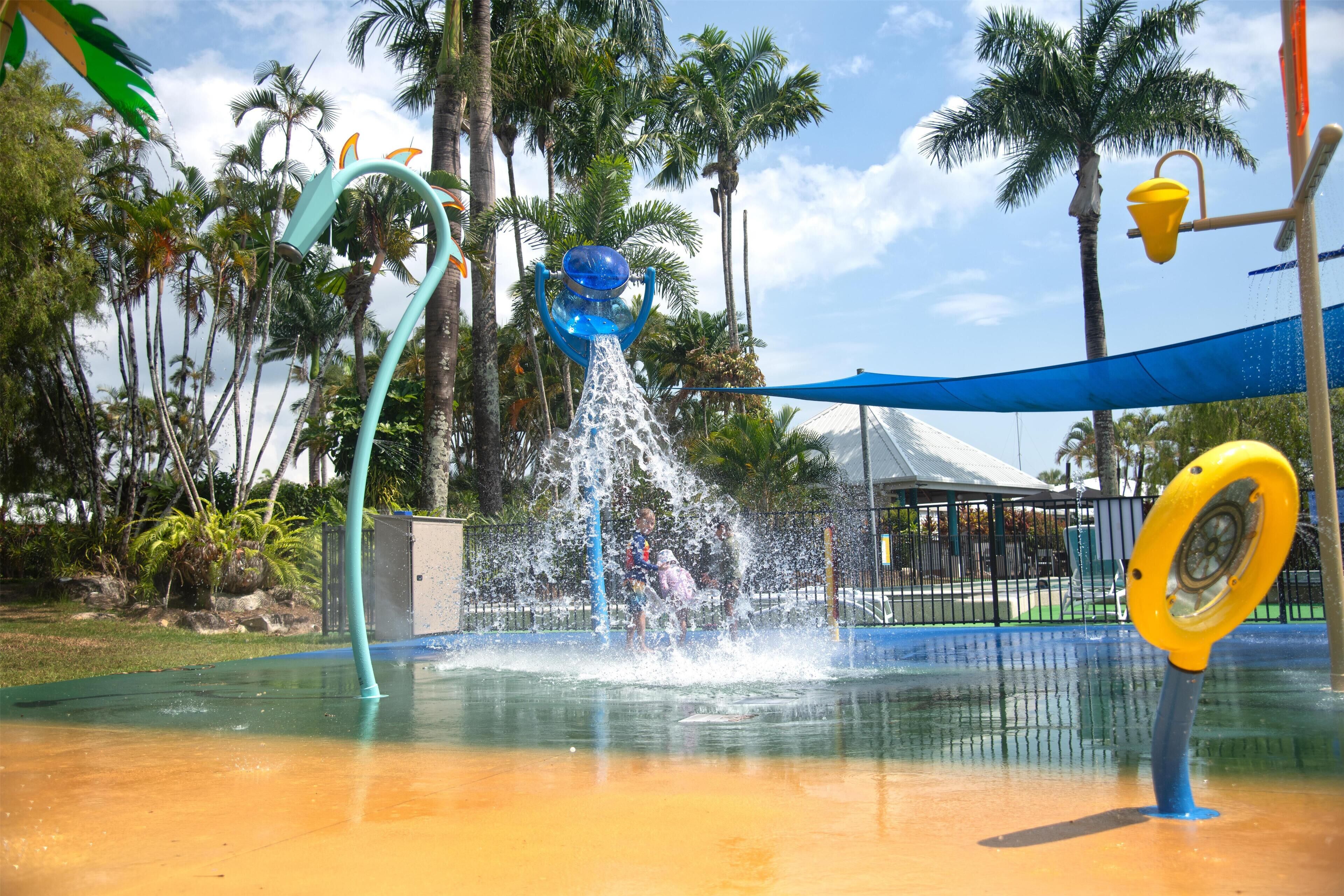 4 piscines extérieures, parasols de plage, chaises longues