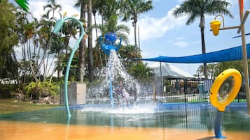 4 piscines extérieures, parasols de plage, chaises longues