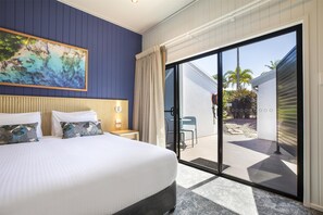 Cofres nos quartos, escrivaninha, cortinas blackout