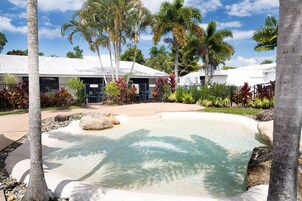 4 outdoor pools, pool umbrellas, sun loungers