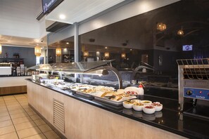Se ofrece desayuno los fines de semana (por un coste adicional)