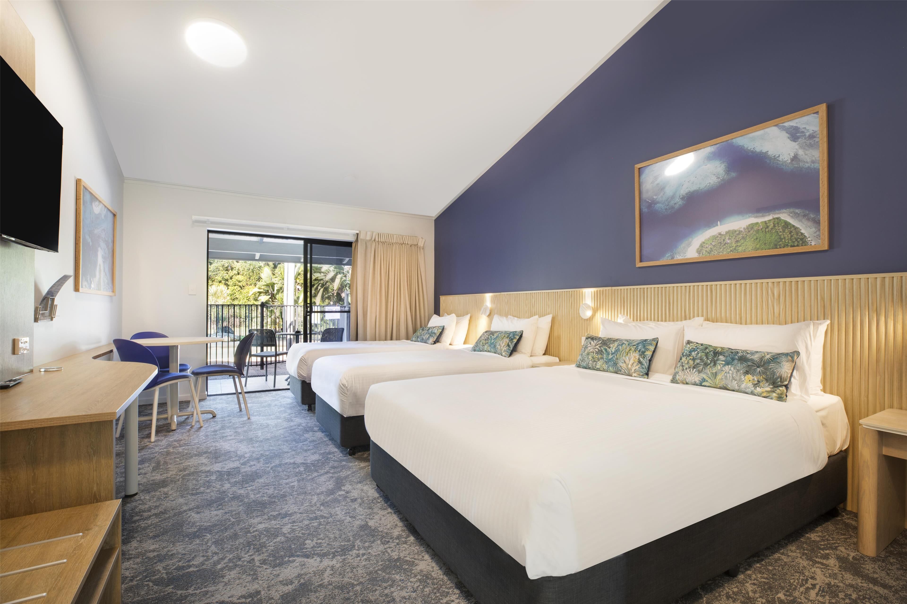 ファミリー スタジオ | セーフティボックス (室内)、デスク、遮光カーテン、アイロン / アイロン台