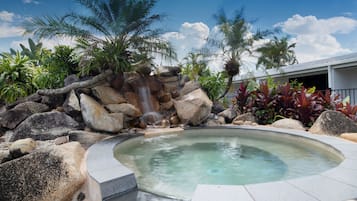 4 albercas al aire libre, sombrillas en la alberca y camastros