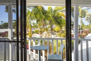 Studio Apartment | In-room safe, desk, blackout drapes, iron/ironing board - Nightelier Mission Beach (Wongaling Beach)