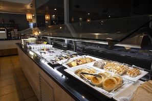 Petit déjeuner préparé sur commande servi en supplément les week-ends