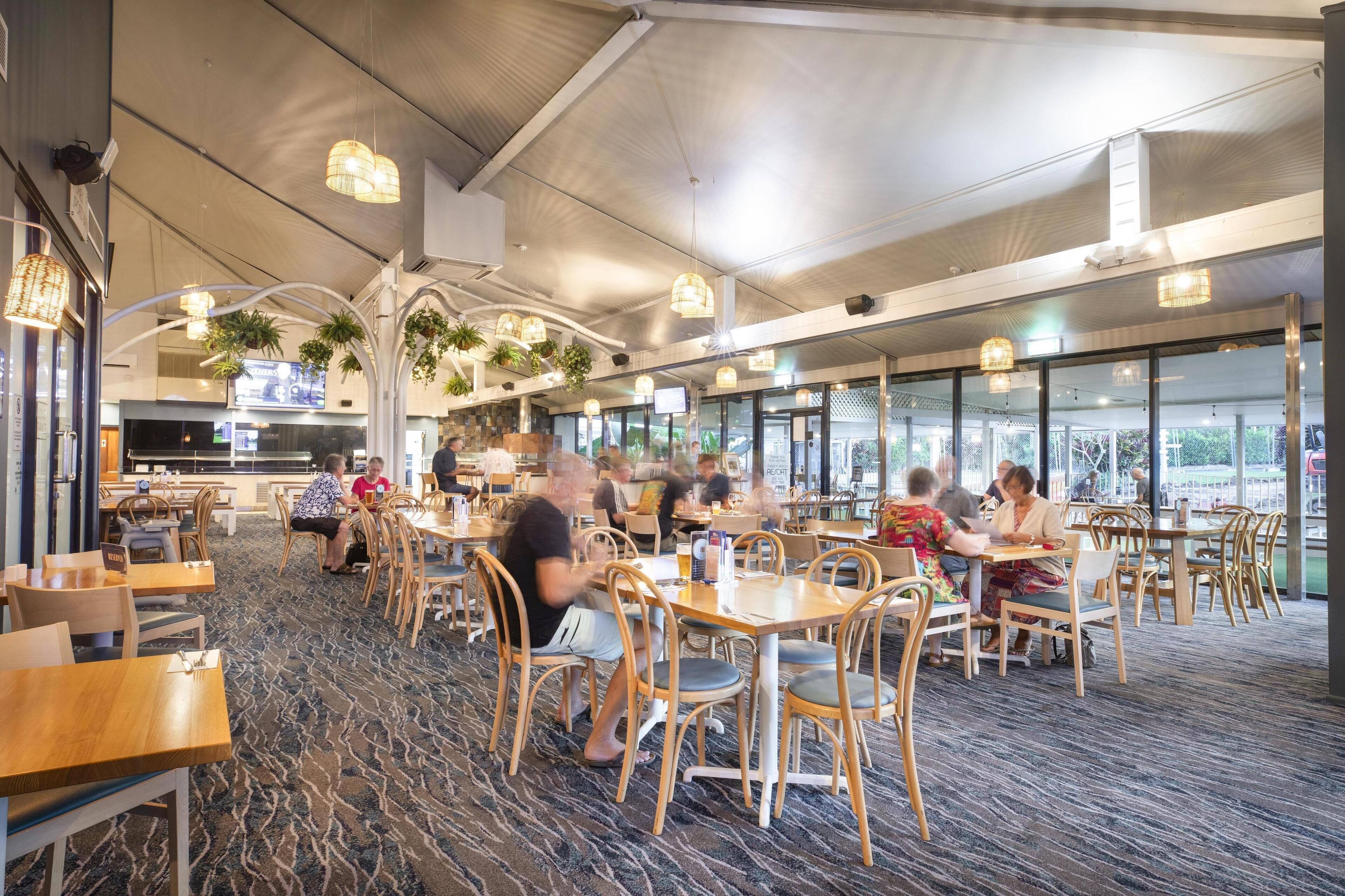 2 restaurants, lunch served