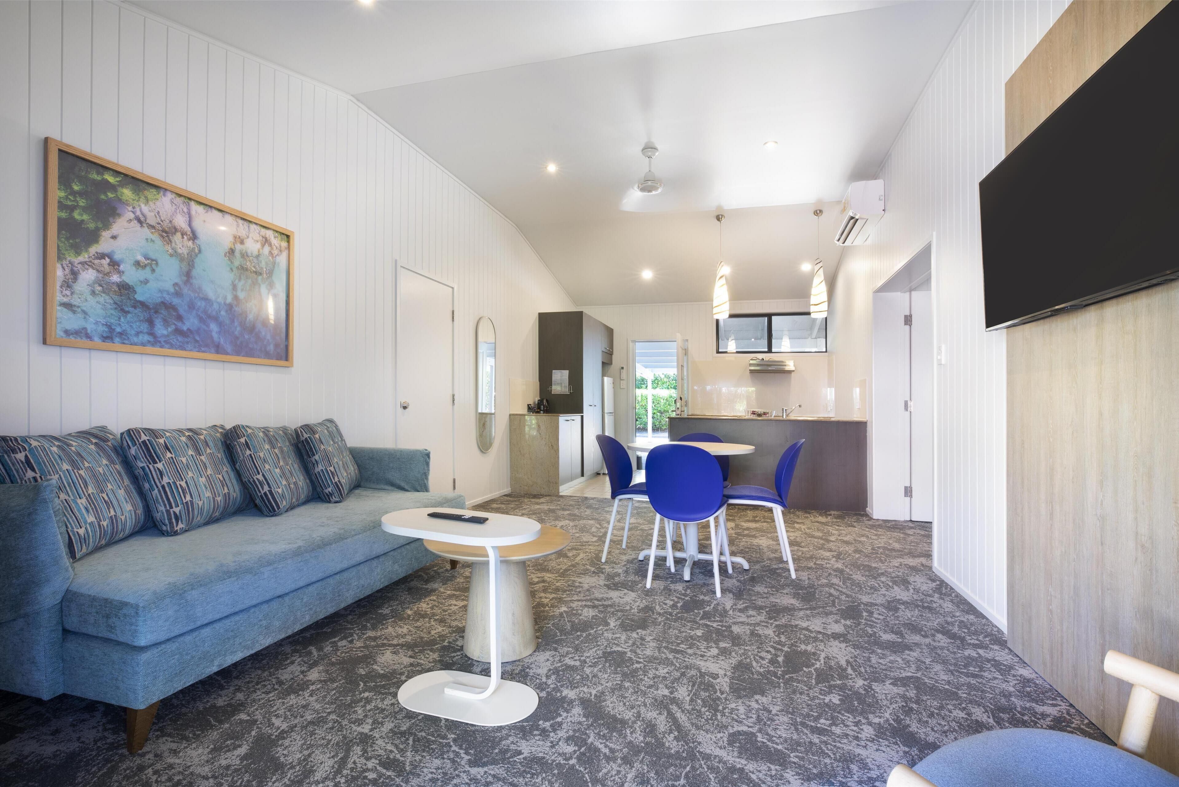 客房内保险箱、办公桌、遮光窗帘、熨斗/熨衣板