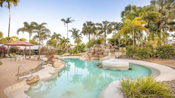 4 albercas al aire libre, sombrillas en la alberca y camastros