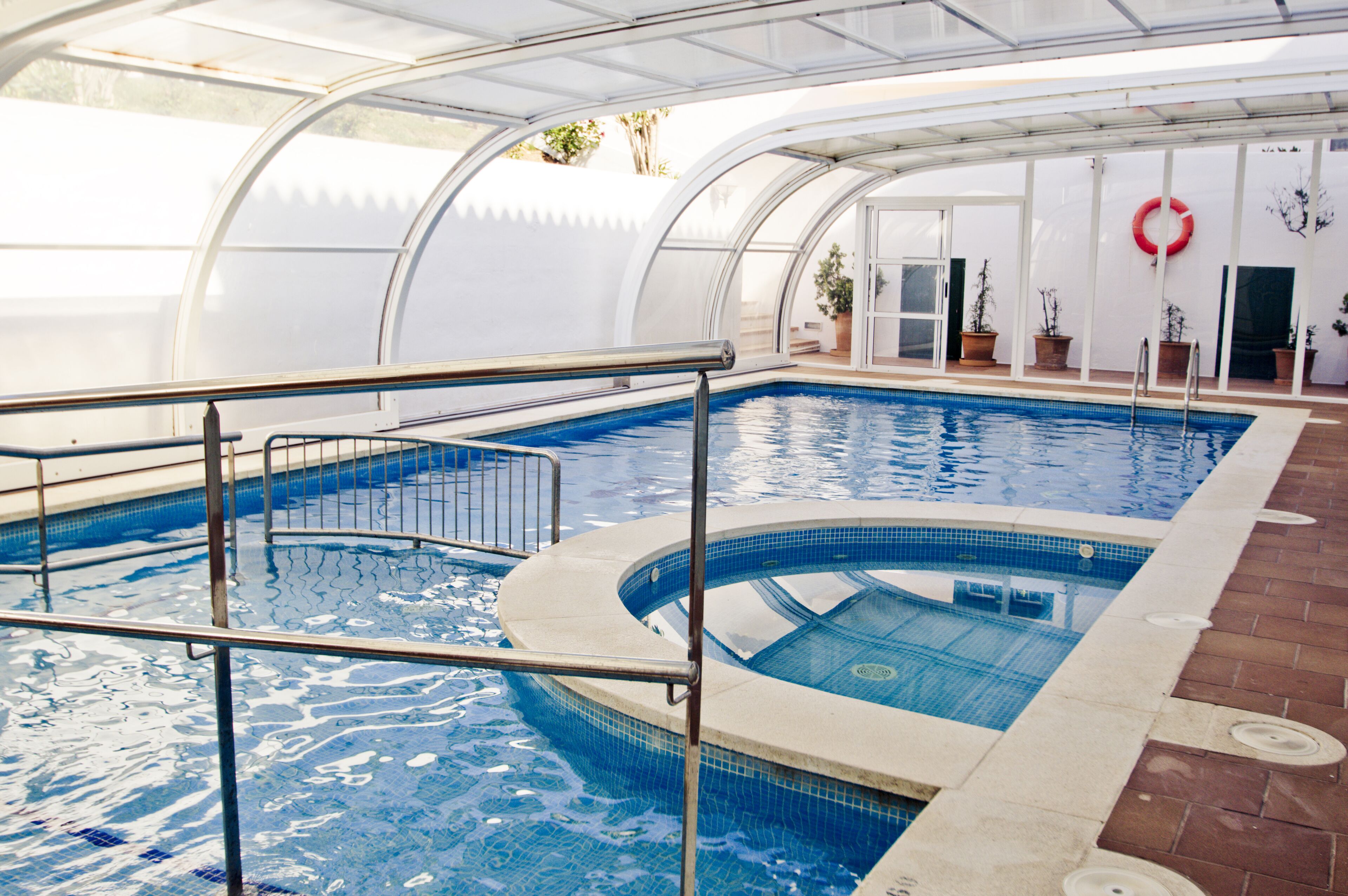 Piscina a l'aire lliure de temporada (horari: 10:30-19:00) i para-sols 