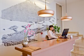Concierge desk - Hotel Jeni & Restaurant (Mercadal)