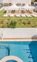 Una piscina al aire libre de temporada (de 10:30 a 19:00), sombrillas