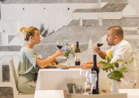 2 间餐厅，供应早餐、午餐和晚餐，地中海菜