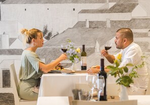 2 restaurants, breakfast, lunch, dinner served; Mediterranean cuisine - Hotel Jeni & Restaurant (Mercadal)