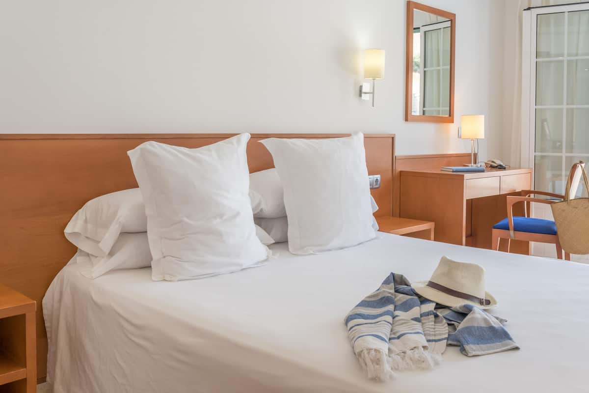 premium bedding, in-room safe, desk, free wifi