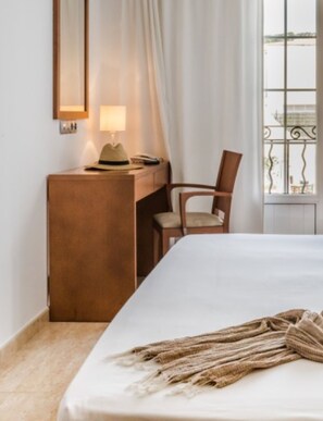 Single Room | Premium bedding, in-room safe, desk, free WiFi - Hotel Jeni & Restaurant (Mercadal)