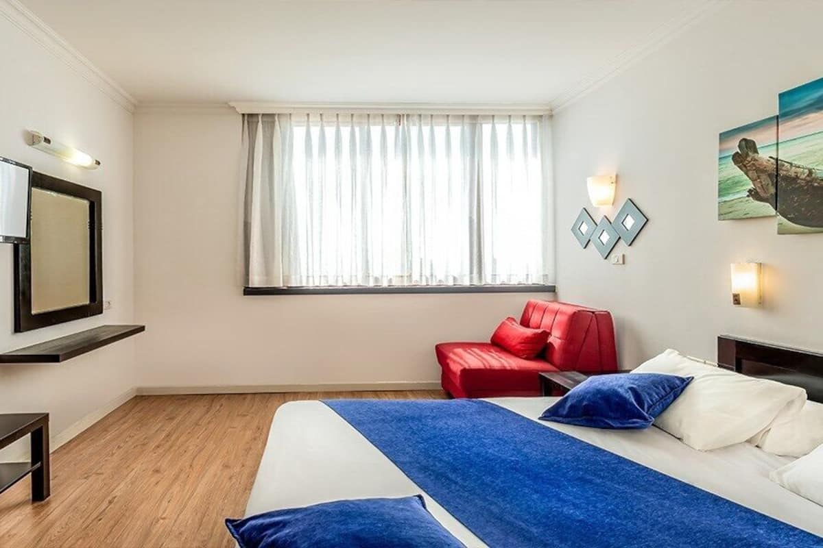 Comfort kamer, uitzicht op de woestijn | Een minibar, een kluis op de kamer, een bureau