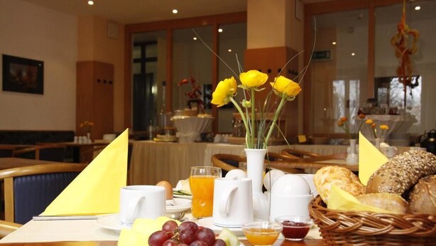 Free daily buffet breakfast  - Dormotel Havelland (Groß Kreutz (Havel))