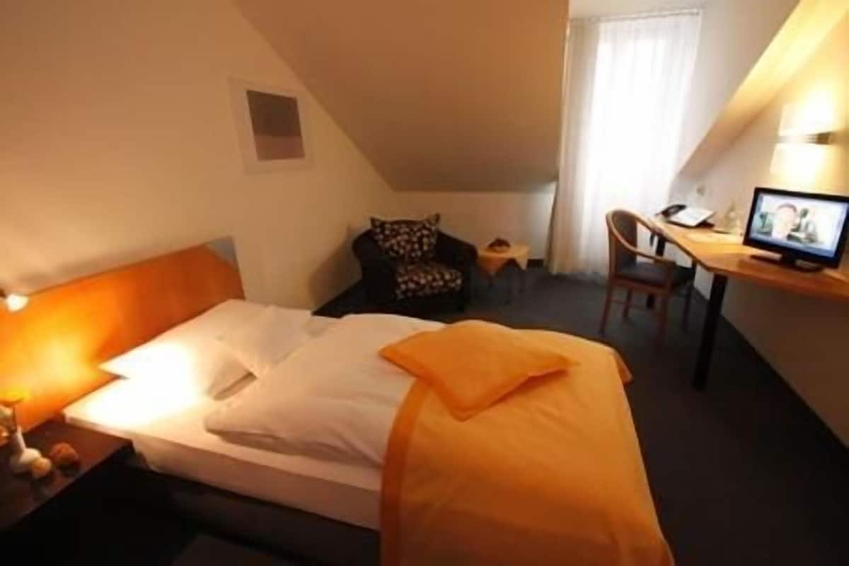 Single Room, 1 Twin Bed | Blackout drapes, iron/ironing board (on request), cribs (free)