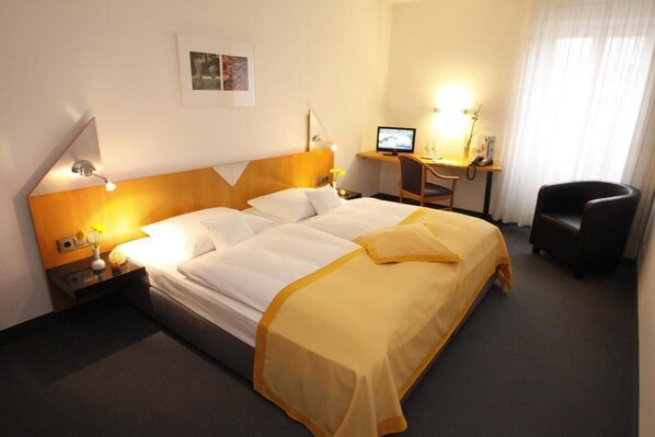 Double Room | Blackout drapes, iron/ironing board (on request), cribs (free) - Dormotel Havelland (Groß Kreutz (Havel))