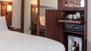 Hypo-allergenic bedding, in-room safe, desk, blackout curtains