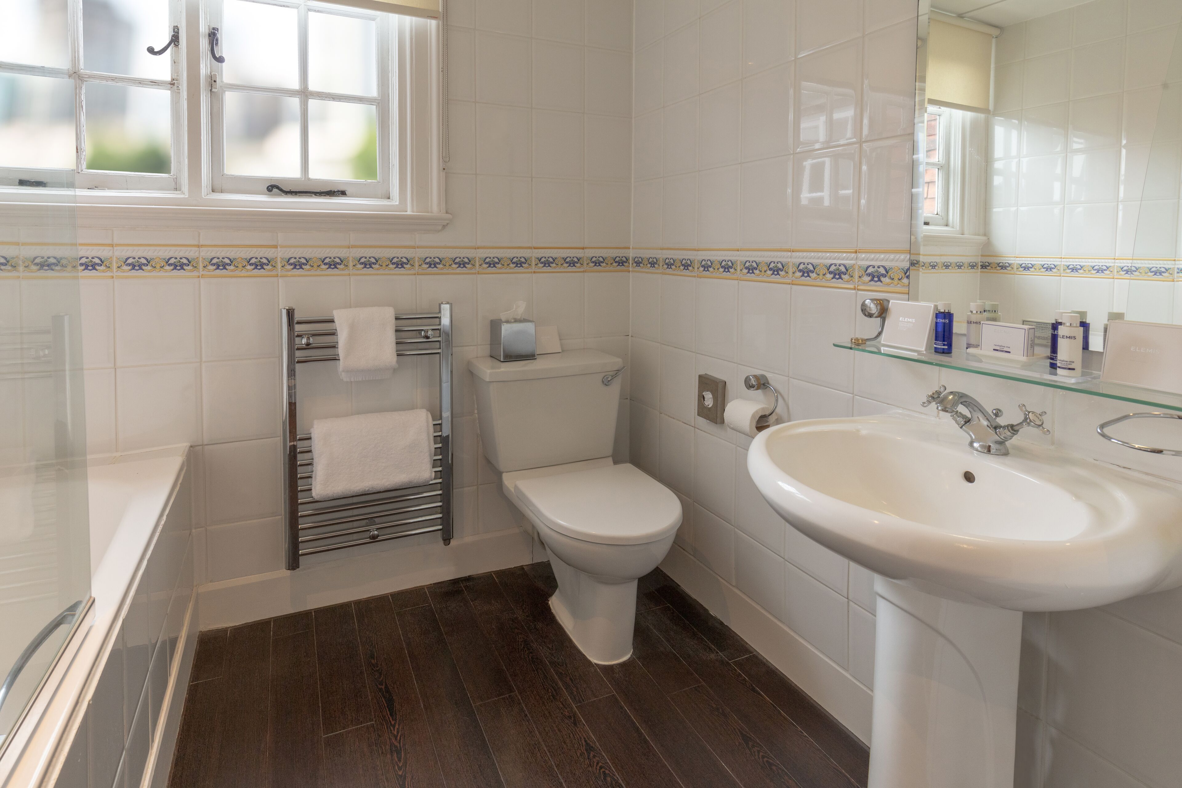 Ein modernes Badezimmer mit Badewanne, Toilette und Waschbecken.